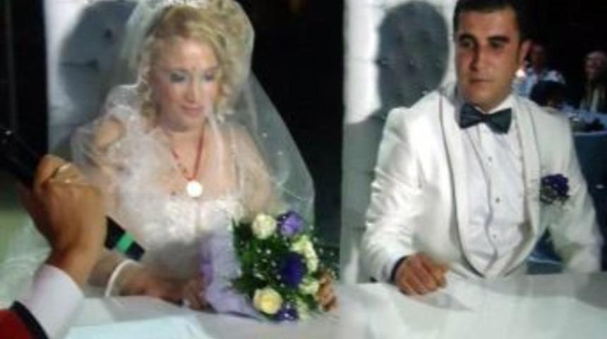 Mega D&uuml;ğ&uuml;nde Afyon Vali Yardımcısı Ve Başkan Lof&ccedil;alıoğlu, Nikah Şahidi Oldu