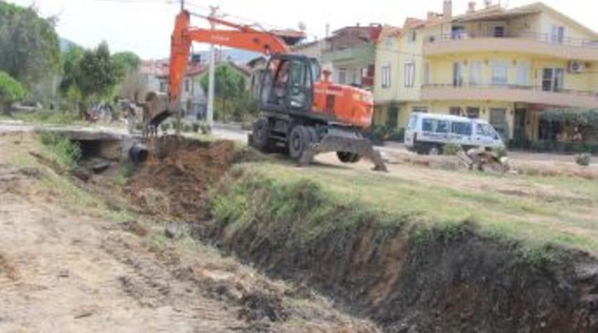 Burhaniye'deki Hocazade Deresi Islah Ediliyor