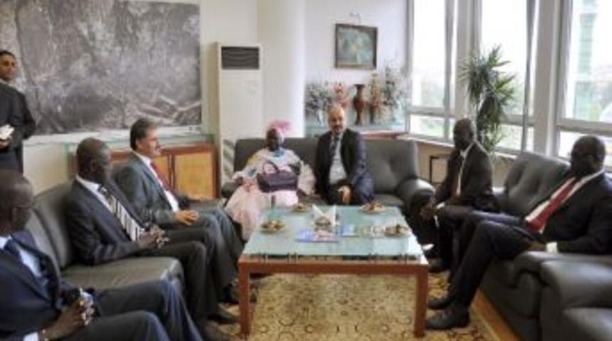 Senegalli Bakandan Başkan &Ccedil;akır'a Ziyaret