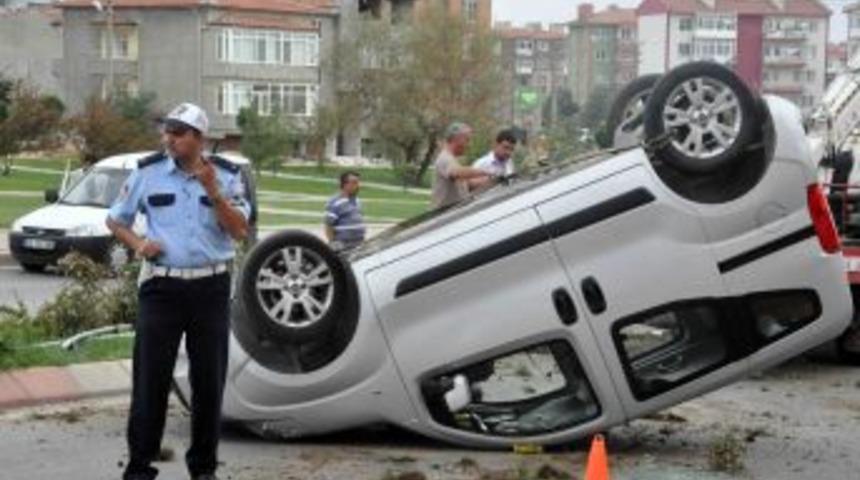 Takla Atan Aracın S&uuml;r&uuml;c&uuml;s&uuml; Kazayı Ucuz Atlattı