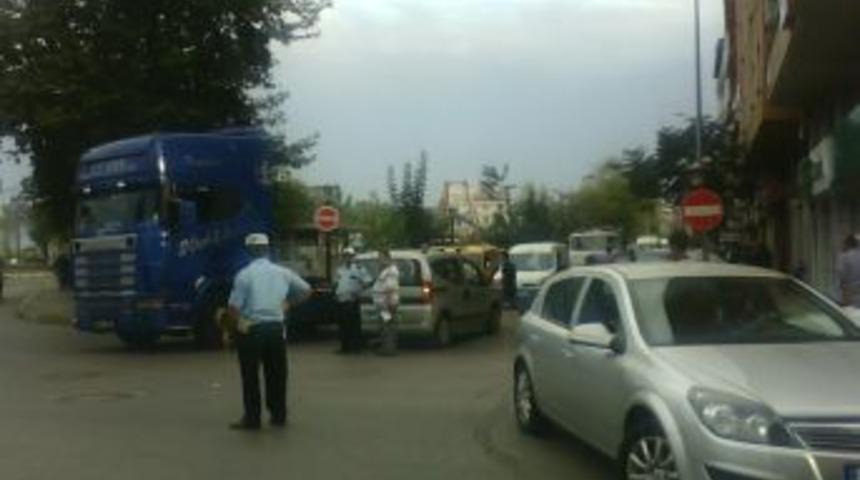 Yoğun Trafikte Aracı Yol Ortasında Bırakıp Ka&ccedil;tı