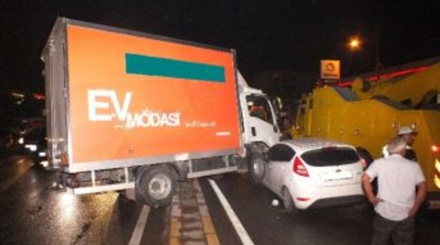 Kontrolden &Ccedil;ıkan Kamyon Otomobilin &Uuml;zerine &Ccedil;ıktı