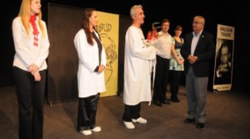 Memduh Şevket Esendal Sahnesi Perdelerini A&ccedil;tı