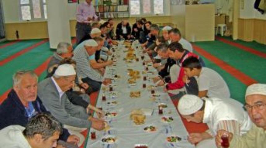 Cemaate Camide Kahvaltı Verildi