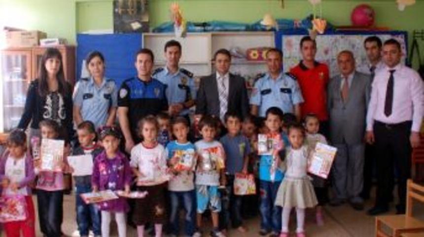 Polis &Ouml;ğrencilere Oyuncak Dağıttı