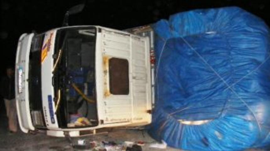 Altıntaş'ta Saman Y&uuml;kl&uuml; Kamyon Devrildi