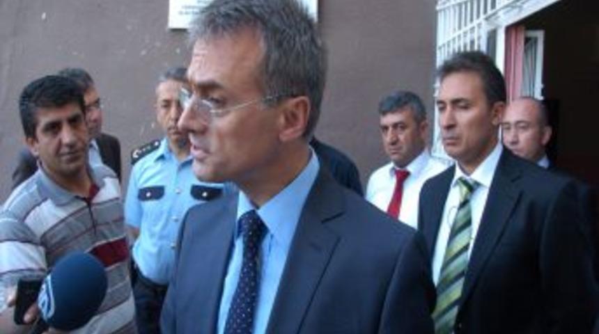 Diyarbakır&rsquo;da Liseyi Basan Grup &Ouml;ğretmenler Odasına Molotof Atıldı