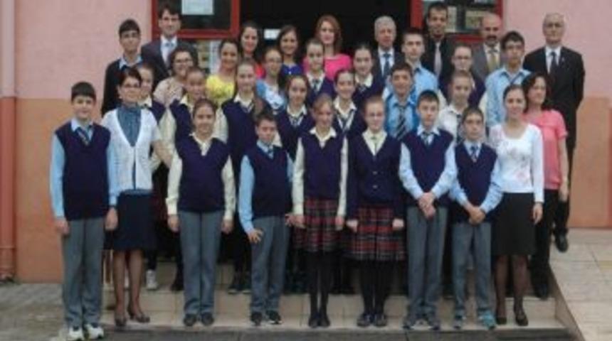 Cezzar Mustafa Ersin Ortaokulu &Ouml;ğretmeni Neriman S&ouml;nmez, Portekiz Yolcusu