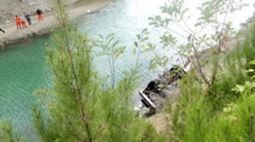 Otomobil g&ouml;lete u&ccedil;tu: 2 &ouml;l&uuml;