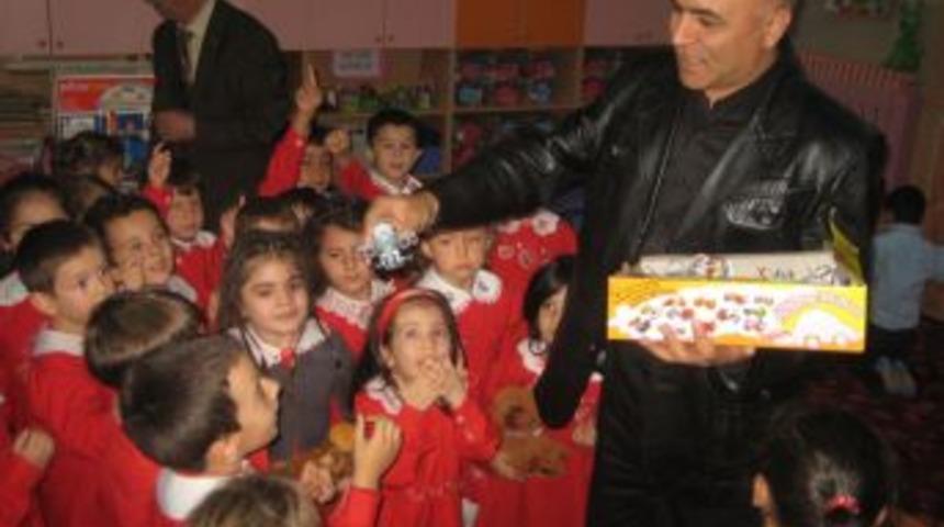 Başkan Korkut, &Ccedil;ocuklara Dağıttığı Oyuncaklarla Oynadı