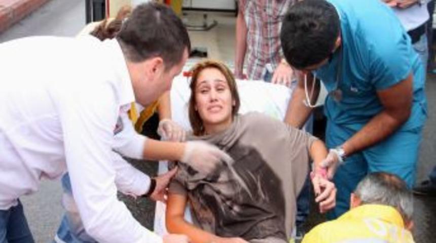 Otomobil Kaldırımda Y&uuml;r&uuml;yen Yayalara &Ccedil;arptı: 2 Yaralı