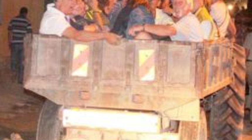 Mardin'de Turistler Trakt&ouml;r R&ouml;morkunda Şehir Turu Yapıyor