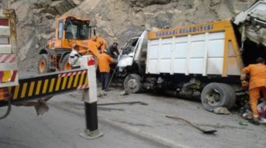 &Ccedil;&ouml;p Kamyonu Devrildi, 3 Yaralı