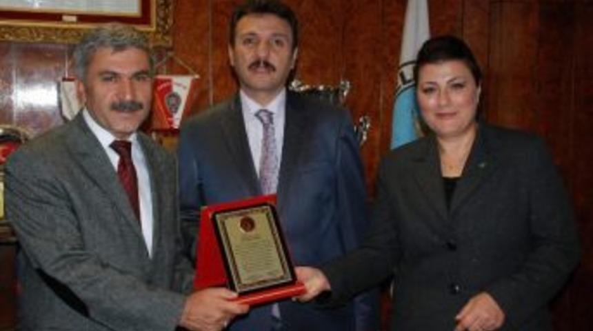 Başkan &Ccedil;i&ccedil;ek&rsquo;e &Ccedil;evreci Plaket