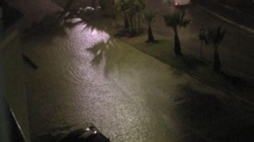 Ak&ccedil;akoca'da Sağanak Yağış