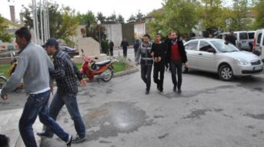 Gen&ccedil;lere Uyuşturucu Satan 3 Zanlı Adliyede