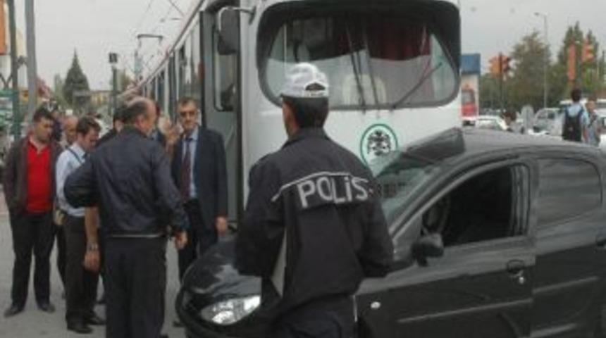 Polisin Kullandığı Otomobil Tramvayla &Ccedil;arpıştı: 1 Yaralı