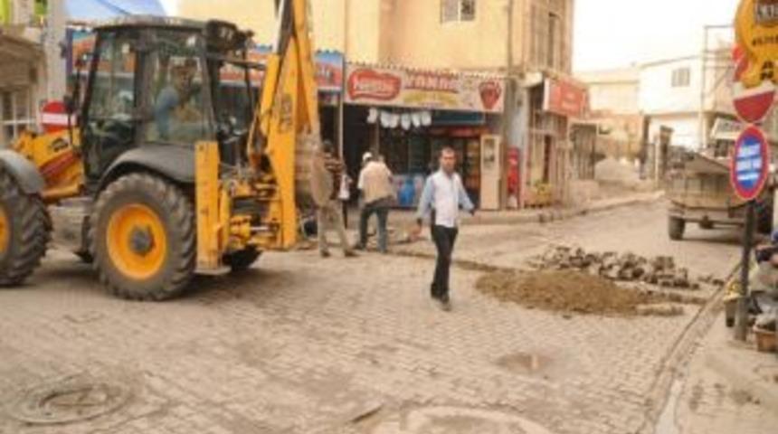 Cizre&rsquo;de Tek Y&ouml;nl&uuml; Caddelere Demir Kapan Yerleştirildi