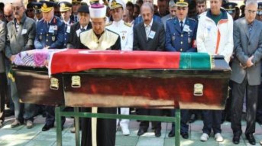 G&ouml;lc&uuml;k Tershane Komutanı Şekerefeli'nin Annesi Vefat Etti