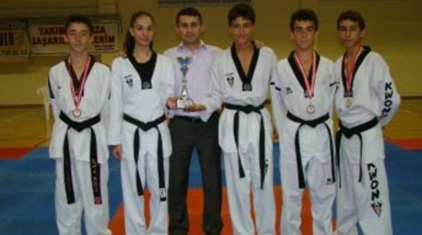 Gen&ccedil; Tekvandocular Ayvalık&rsquo;ta Yarıştı