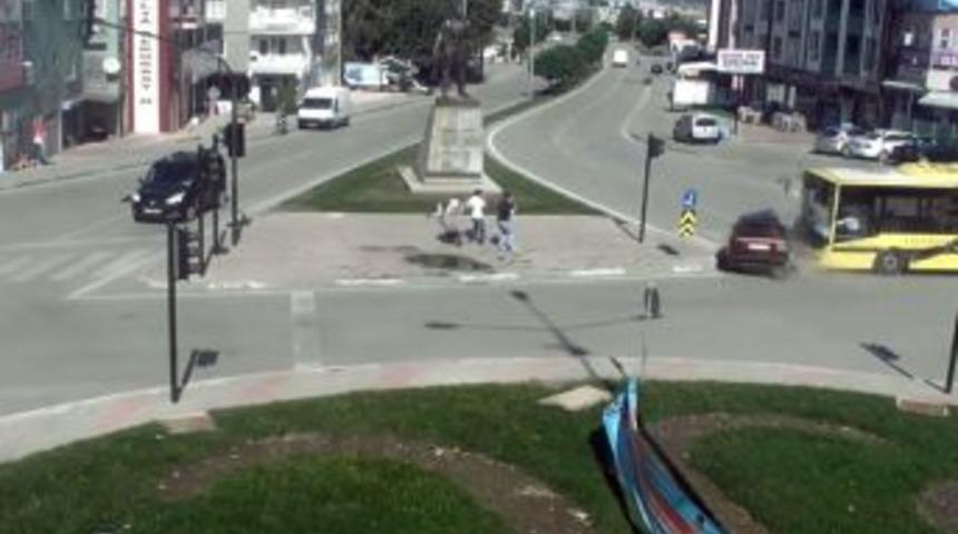 Otob&uuml;s Otomobile &Ccedil;arptı, Kaza MOBESE Kamerasına Takıldı