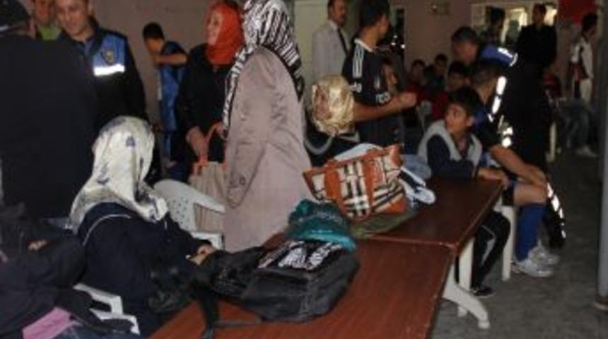 İşitme Engelliler İle Polisler Halı Sahada Futbol Ma&ccedil;ı Yaptı