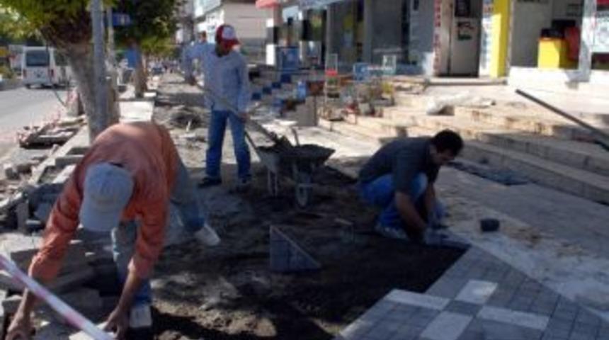 Atat&uuml;rk Caddesi'nde Kaldırımlar Yenilendi
