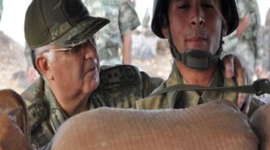 Orgeneral &Ouml;zel: Vatan Size Minnettar