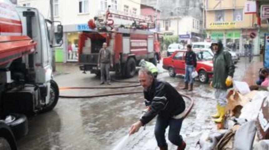 Beşikd&uuml;z&uuml;&rsquo;nde Selin Ardından Temizlik &Ccedil;alışmaları Başladı