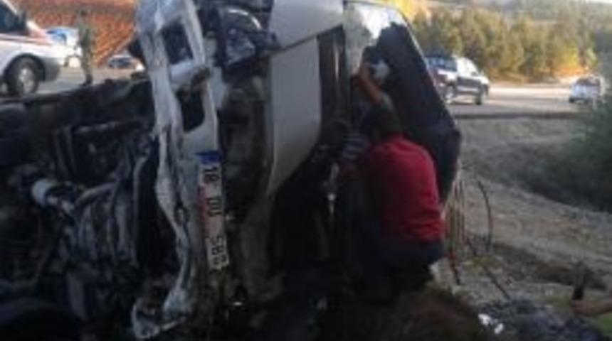 Kamyon Şarampole Yuvarlandı: 2 Yaralı