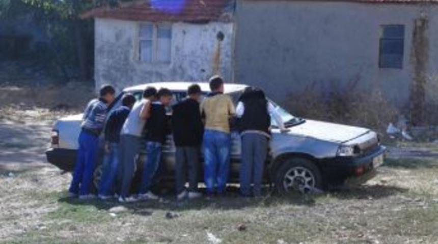 Okul &Ouml;n&uuml;ndeki Terk Edilmiş Ara&ccedil;, &Ouml;ğrenci Velilerini Tedirgin Ediyor&hellip;