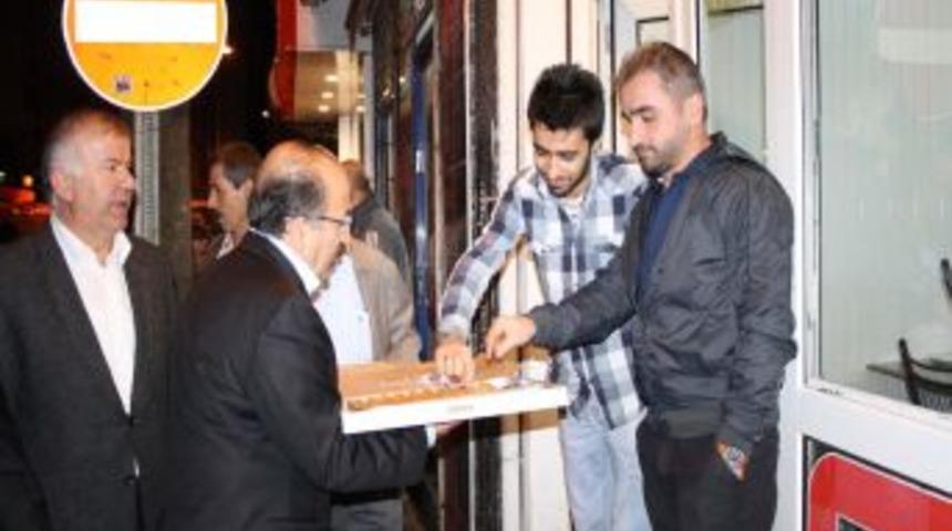 Selden Mağdur Olan Vatandaşlara Tatlı Ikramı