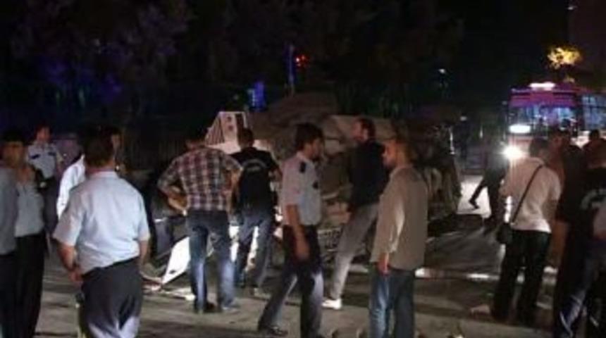 Alkoll&uuml; S&uuml;r&uuml;c&uuml;n&uuml;n Kullandığı Otomobil Polis Aracına &Ccedil;arptı: 3 Yaralı