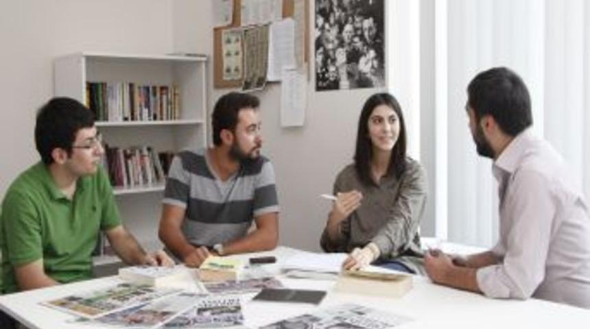 &Uuml;niversiteli Gen&ccedil;ler D&uuml;ş&uuml;nmek I&ccedil;in Kampa Girdi