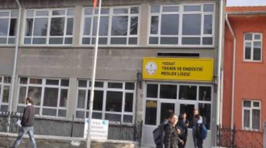 Okuldan Atılan &Ouml;ğrenci, Bı&ccedil;akla &Ouml;ğretmenlere Saldırdı