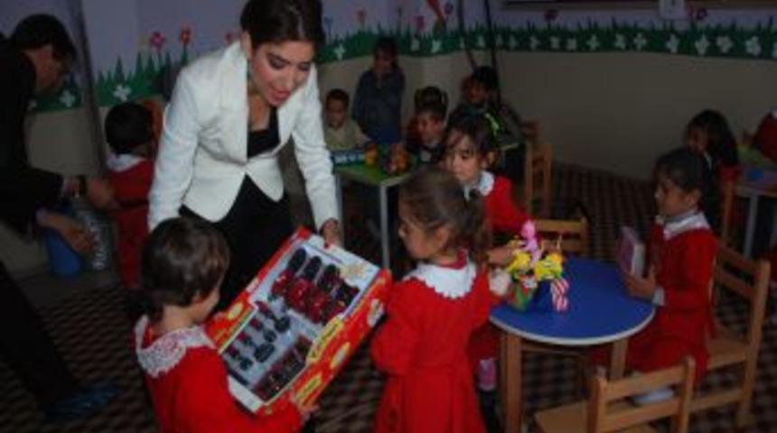 İbrahim &Ccedil;e&ccedil;en Vakfı, Anasınıfı &Ouml;ğrencilerine Oyuncak Dağıttı