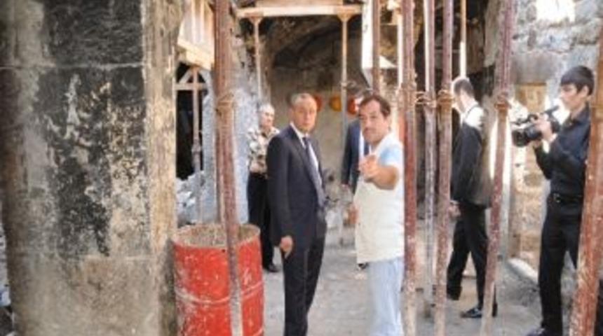 Vali Kızılcık Alacahan&rsquo;daki Restorasyon &Ccedil;alışmalarından Şikayet&ccedil;i