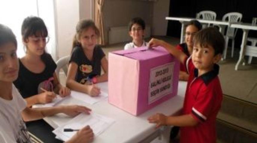 Salihli İlk&ouml;ğretim&rsquo;de &Ouml;ğrenciler Sandık Başına Gitti