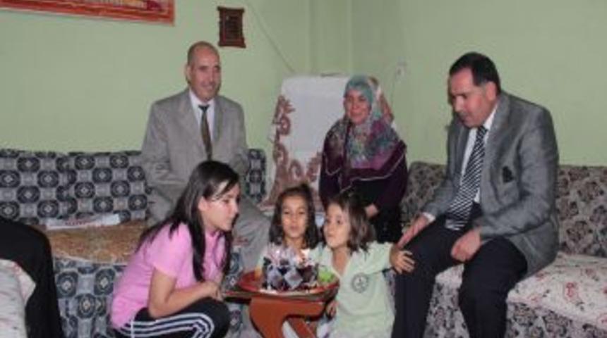 Sarı&ccedil;amlılar, Yetim Ve &Ouml;ks&uuml;z &Ccedil;ocukların Elinden Tutuyor