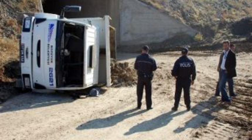 Boz&uuml;y&uuml;k&rsquo;te Belediye Kamyonu Devrildi: 1 Yaralı