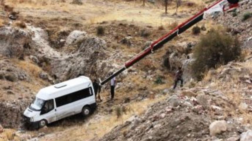 Mardin'de Minib&uuml;s 25 Metrelik U&ccedil;uruma D&uuml;şt&uuml;