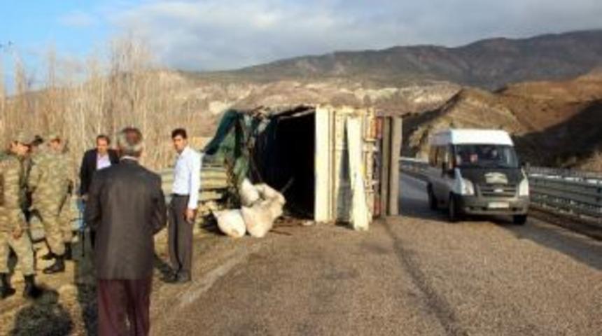 Kurbanlık Y&uuml;kl&uuml; Kamyon Devrildi: 2 Yaralı