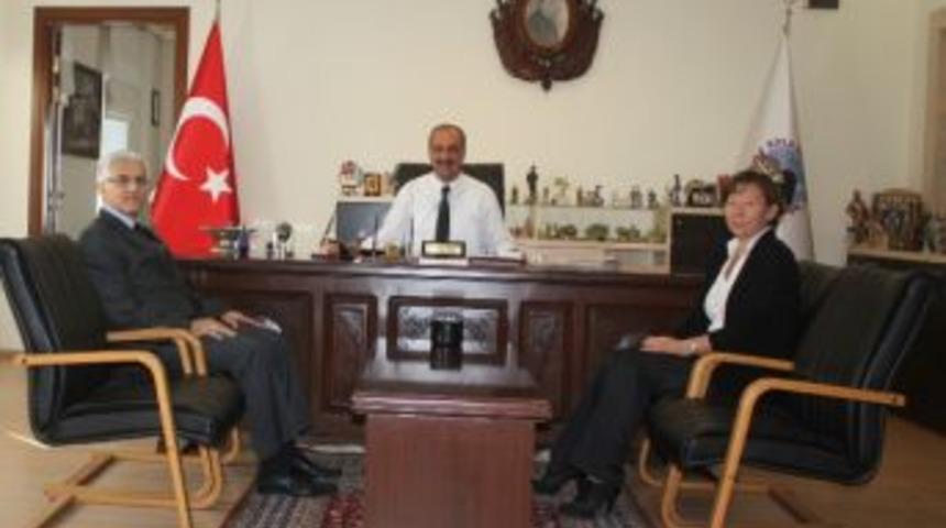 Kula Vergi M&uuml;d&uuml;r&uuml; Belediye Başkanını Ziyaret Etti
