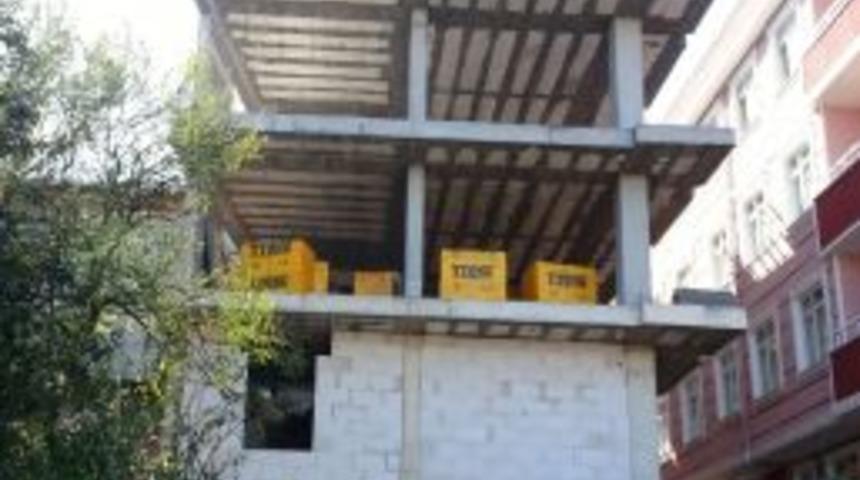 D&ouml;rd&uuml;nc&uuml; Kattan Dikili Demirlerin &Uuml;zerine D&uuml;şen Usta Hayatta Kaldı