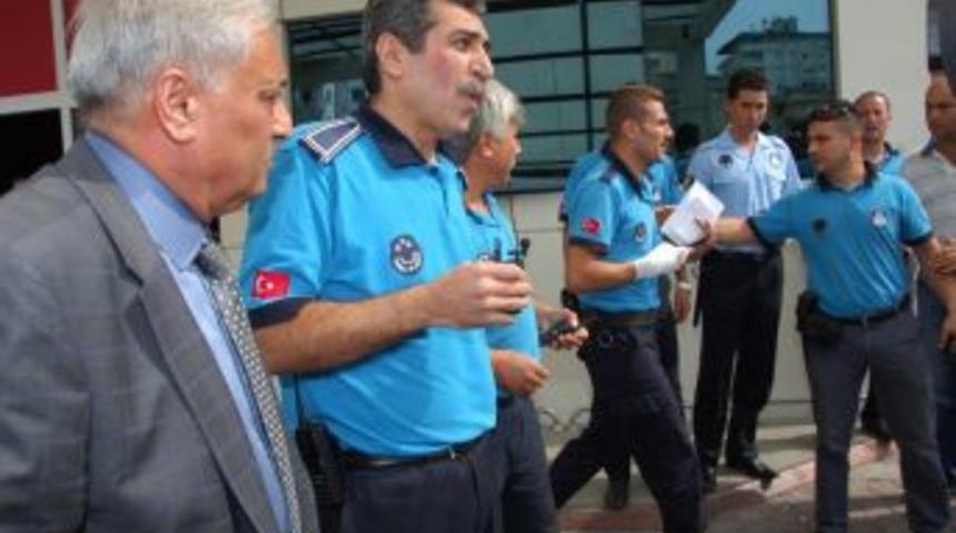 Zabıtaya &ccedil;irkin saldırı