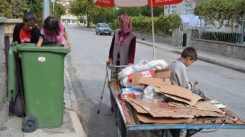 Kağıt Toplayarak Ge&ccedil;inen Aile Yardım Bekliyor