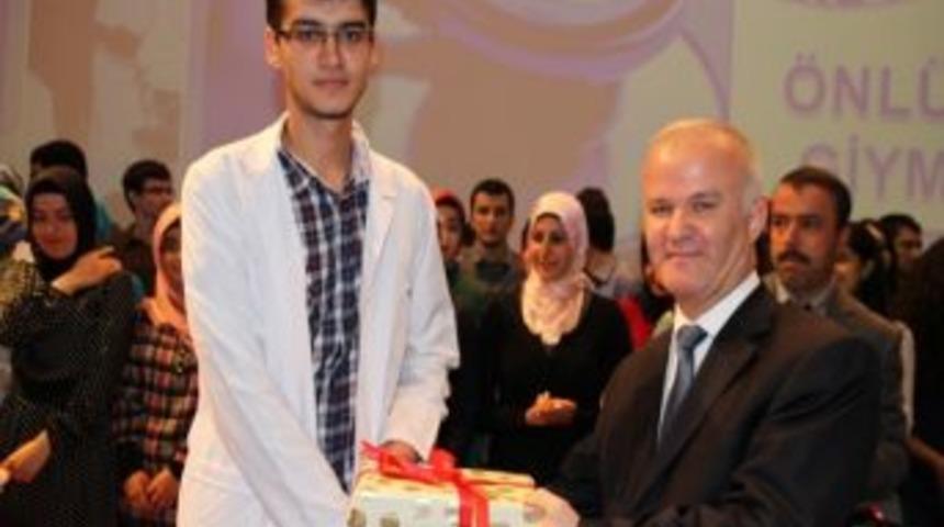 Tıp Fak&uuml;ltesini Kazanan Engelli &Ouml;ğrenci &Ouml;nl&uuml;k Giydi