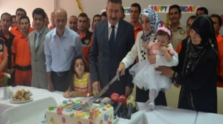 Deprem Enkazından &Ccedil;ıkarılan Azra Bebeğin Doğum G&uuml;n&uuml; Kutlandı