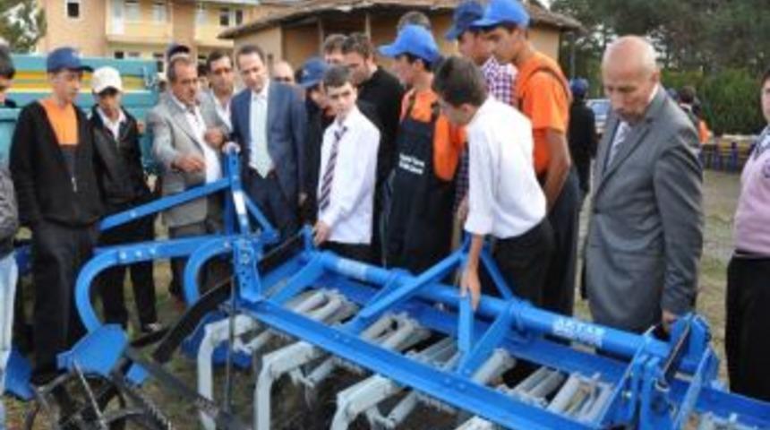 Suşehri Tarım Meslek Lisesi&rsquo;ne Makine Desteği
