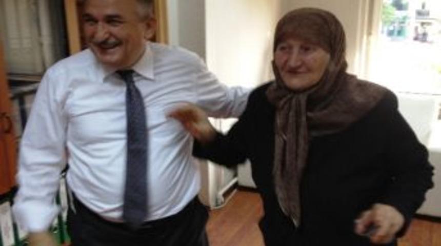 Başkanın Kravatından Tutup Yardım İstedi